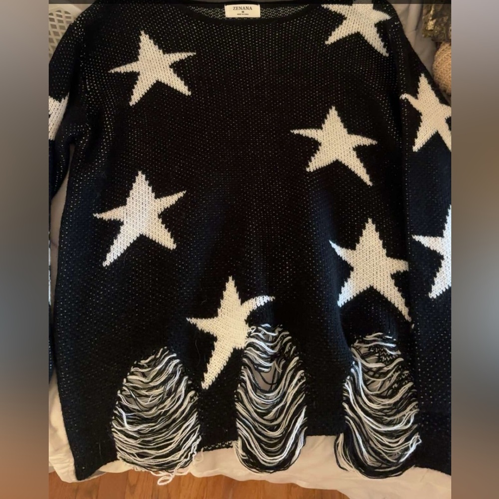 Zenana Outfitters Black and White Star Sweater (Never Worn)